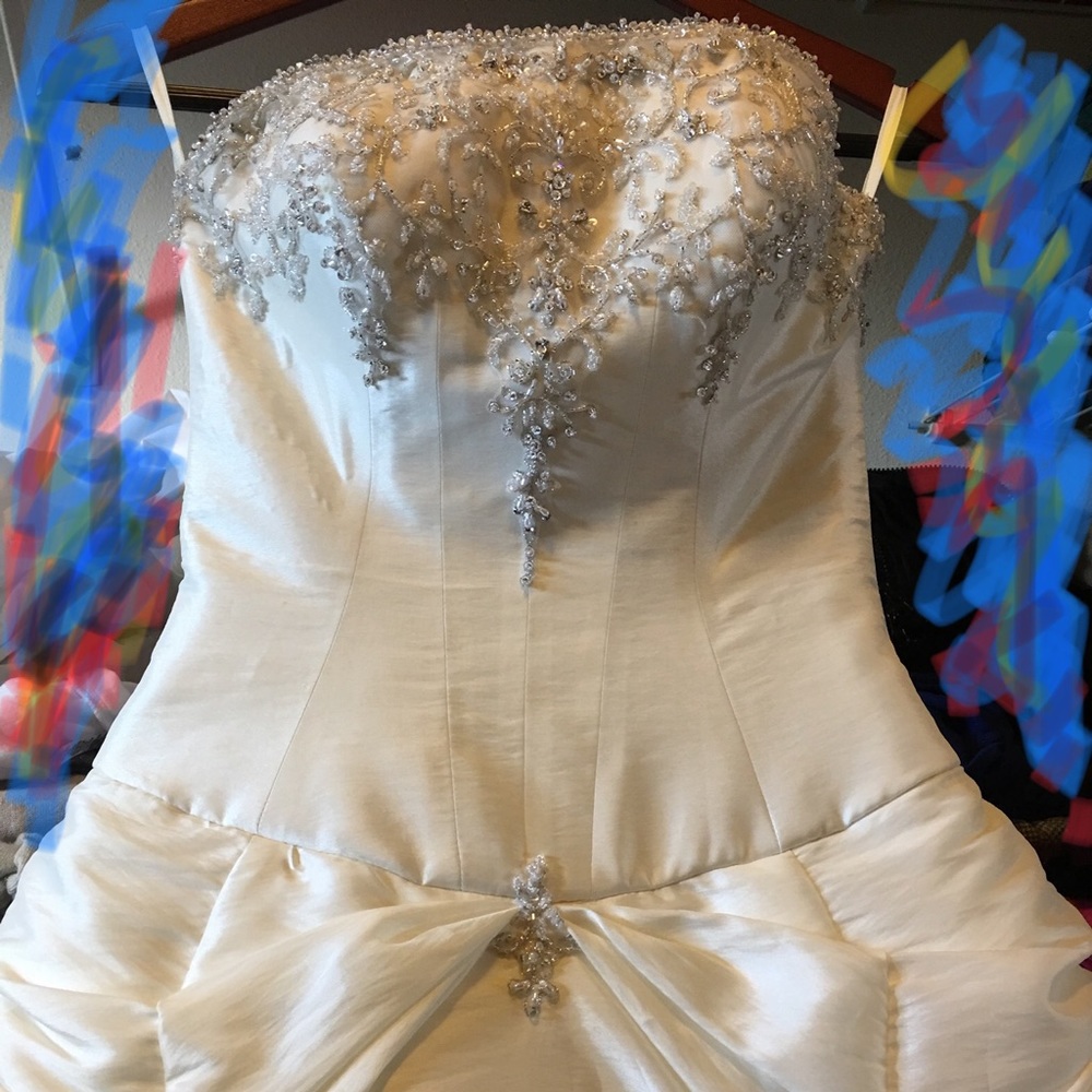 Wedding dress .